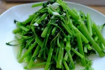 Xào rau muống thêm bước này rau sẽ không bị thâm đen, giòn ngọt hơn