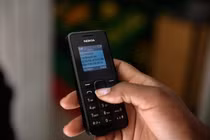 Uống cốc trà đá, trả tiền điện... chỉ 1 nút ấn điện thoại là xong