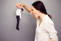 Làm gì để xoa dịu cơn ghen vô cớ của vợ?