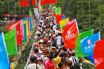 10.000 người chen chúc trên cầu đáy kính vì miễn phí