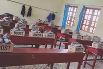 Con trai "lớp người ta" tặng quà "khủng" cho các bạn nữ gây tranh cãi