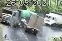 Video: Xe tải vào cua ẩu, đâm trực diện xe ben ở Yên Bái