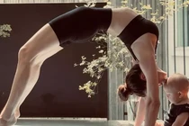 Hồ Ngọc Hà bị chỉ trích tập yoga cũng mang con ra câu like