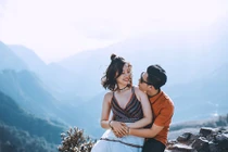 Cặp đôi hàng xóm yêu gần mà cả tuần mới gặp 1 lần