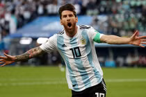 Video: Messi khoe bùa may mắn giấu dưới chân sau trận thắng Nigeria