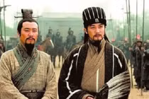 Lưu Bị từ người bán giày thành hoàng đế nước Thục nhờ điều gì?