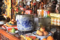 Dấu hiệu bất thường trên bát hương khiến nhà mất phúc