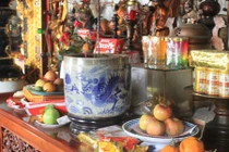 Dấu hiệu bất thường trên bát hương khiến nhà mất phúc