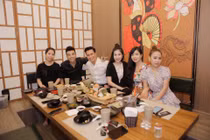 Vợ hot girl của Việt Anh gây xôn xao vì hình ảnh "bạo lực gia đình"