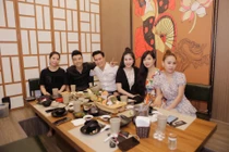 Vợ hot girl của Việt Anh gây xôn xao vì hình ảnh "bạo lực gia đình"