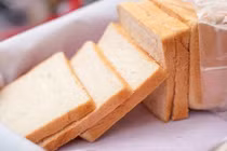 Chỉ với 1 chiếc bánh mì bạn đã có thể tẩy sạch cao răng hiệu quả