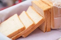 Chỉ với 1 chiếc bánh mì bạn đã có thể tẩy sạch cao răng hiệu quả