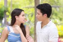 Vừa nộp đơn ly hôn, vợ tôi bỗng tái mặt ngồi thụp xuống