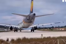 Video: Động cơ máy bay thổi bay du khách lúc cất cánh