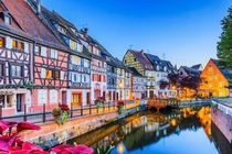 Video: Thăm quê của cha đẻ Nữ thần Tự do, nơi bom đạn không nỡ tàn phá