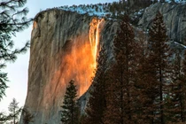 Độc đáo hiện tượng thác nước đỏ rực như dòng nham thạch nóng chảy