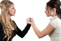 Bồ của chồng hùng hổ đến đánh ghen ngược