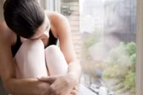 Chồng đột ngột bước vào giường hôn tôi rồi đề nghị ly dị