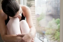 Chồng đột ngột bước vào giường hôn tôi rồi đề nghị ly dị