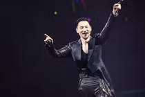 Tội phạm đang chui lủi bị bắt khi đi xem liveshow của thần tượng