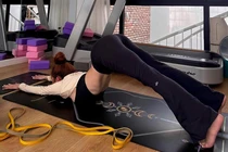 Nhã Phương gây thót tim với cách tập Yoga dễ gặp nguy hiểm