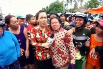 Video: Fan cuồng mặc con dâu đau đẻ vẫn xin chụp hình cùng Việt Hương
