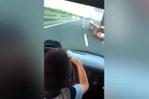 Video: Bố để con 7 tuổi lái xe chạy 120km/h, vượt xe tải trên cao tốc
