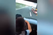 Video: Bố để con 7 tuổi lái xe chạy 120km/h, vượt xe tải trên cao tốc