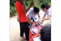 Ca đỡ đẻ cơ động cứu mẹ con sản phụ giữa đại ngàn