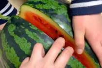 Cô gái có màn bổ dưa hấu cười ra nước mắt