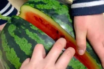 Cô gái có màn bổ dưa hấu cười ra nước mắt