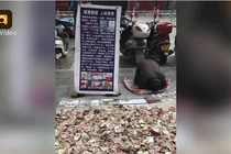 Ăn xin kiểu mới: Chất tiền thành đống trên đường