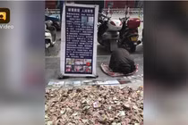 Ăn xin kiểu mới: Chất tiền thành đống trên đường