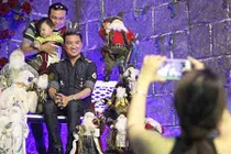 Hàng trăm người chen lấn chụp ảnh Noel tại biệt thự triệu đô của Đàm Vĩnh Hưng