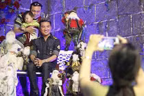 Hàng trăm người chen lấn chụp ảnh Noel tại biệt thự triệu đô của Đàm Vĩnh Hưng