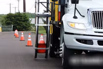 Video: Máy tự động thu, rải cọc giao thông siêu nhanh và tiện lợi