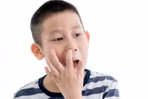 Bé trai ngoáy mũi đưa vi khuẩn vào não, thói xấu dọa giết người