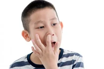 Bé trai ngoáy mũi đưa vi khuẩn vào não, thói xấu dọa giết người