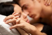 Sợ hãi với nghề nhạy cảm của người yêu xinh đẹp, chàng shipper suy sụp