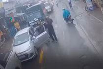 Video: Tài xế hùng hổ dùng gậy đập vỡ kính ô tô con phía sau