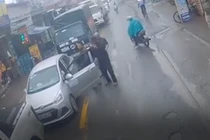 Video: Tài xế hùng hổ dùng gậy đập vỡ kính ô tô con phía sau