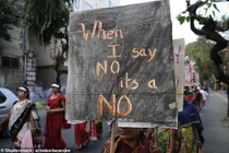 Cô gái tự thiêu sau khi bị cưỡng hiếp, trình báo cảnh sát trong vô vọng