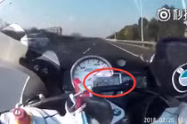 Video: Thanh niên phóng xe máy tốc độ 300 km/giờ trên cao tốc