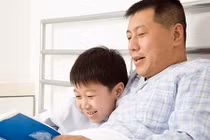 Con trai mới lớp 4 đã mê đọc và đọc hàng trăm cuốn sách