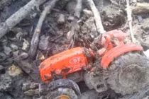 Dọn dẹp ao cá, thứ tìm được dưới đáy ao khiến người phụ nữ mất bình tĩnh