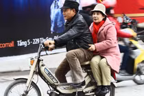 Video: Cảm động chuyện tình 30 năm của cặp vợ chồng Việt - Triều