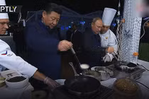 Video: Tổng thống Putin và ông Tập Cận Bình đọ tài làm bánh