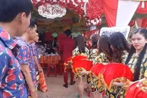 Nực cười mang dép tổ ong, mặc đồ đi biển để bê tráp đám cưới