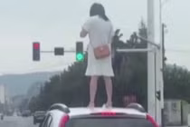 Video: Cãi nhau với chồng, vợ trẻ leo lên nóc ôtô giữa đường