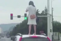 Video: Cãi nhau với chồng, vợ trẻ leo lên nóc ôtô giữa đường